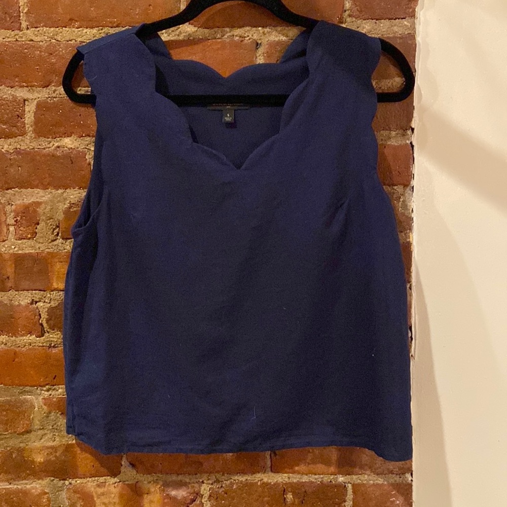 Banana Republic linen top- scalloped neck
